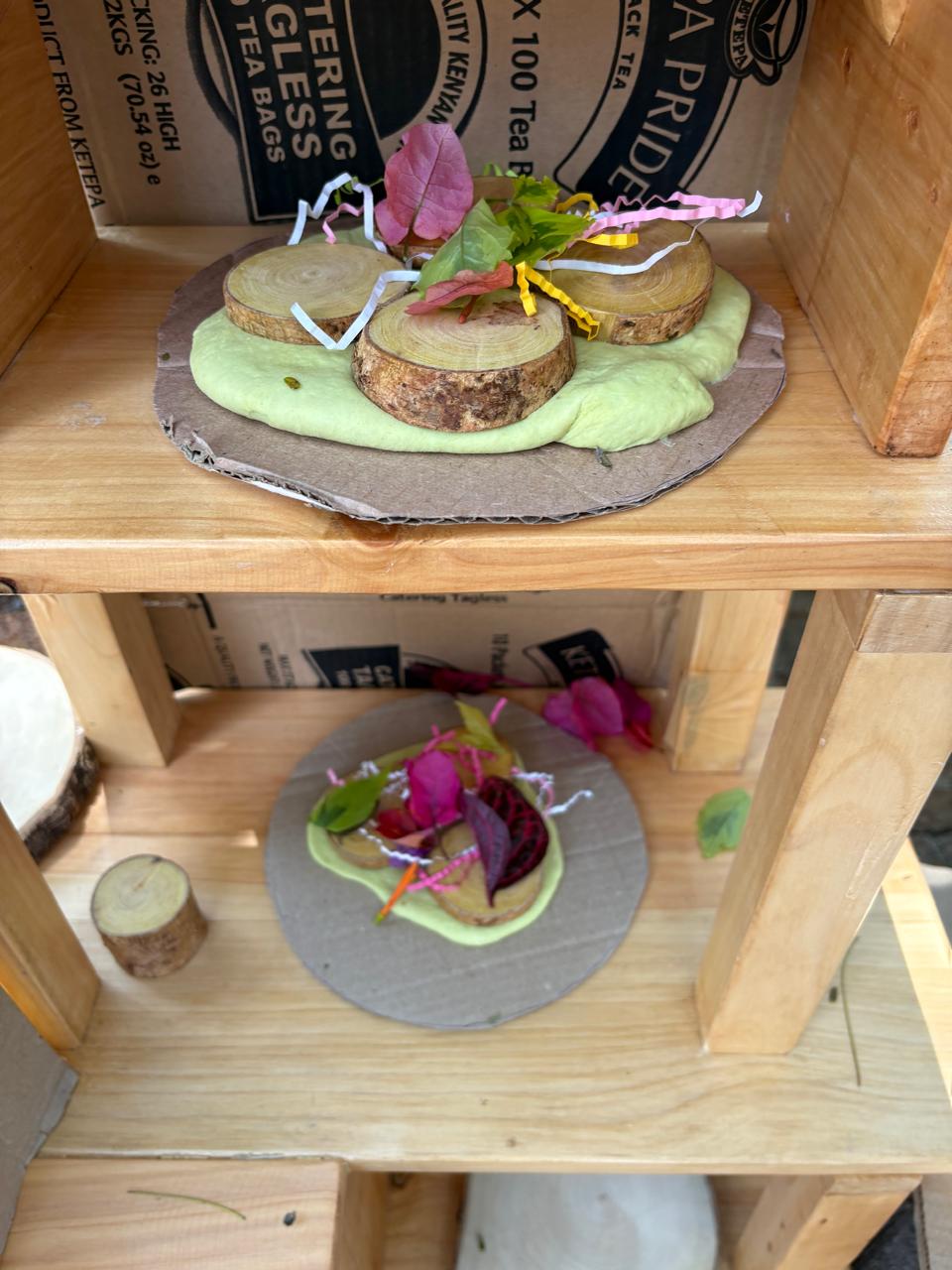 Nature loose parts arrangement with wood slices and flowers